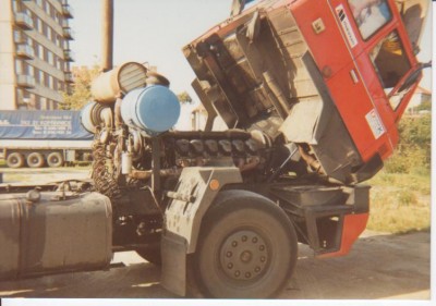 Tatra 815 impozantní motor 12 válců 2x turba.jpg