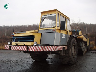 skrejpr T 200 hmotnost 21.5 tun,výkon motoru  265 KW,šířka radlice 2,7m,oběm korby 10m3.jpg