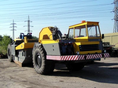 T 200 hmotnost 21.5 tun,výkon motoru  265 KW,šířka radlice 2,7m,oběm korby 10m3.jpg