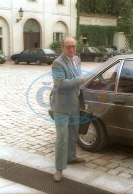 jan stráský, koloděje, v pozadí zrušený elektronik od Bělehrádka. červenec 93.jpeg