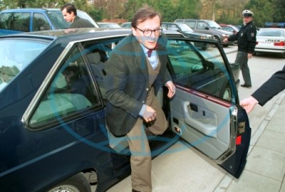 ministr rakouska Schüssel leze od Zielence.jpeg