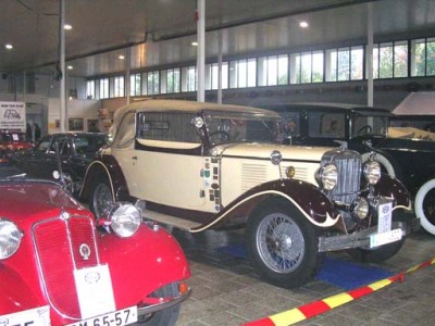 Hadimrška a béžové auto.jpg